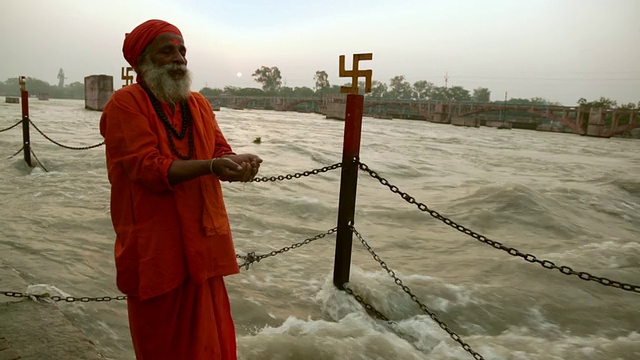 圣人在河边崇拜，恒河，Haridwar，北阿坎德邦，印度视频素材