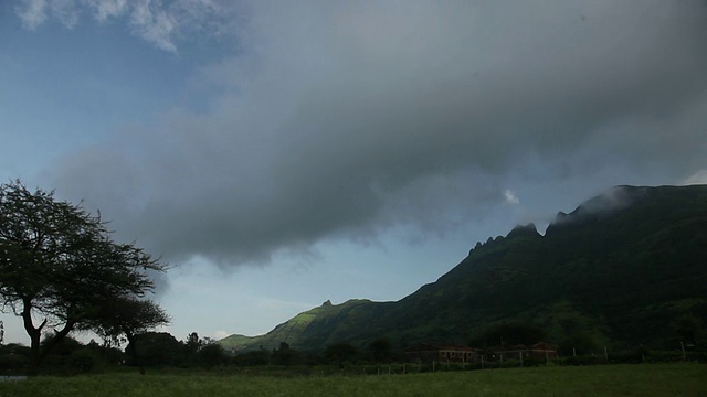 低角度的积云在山脉，马尔谢吉Ghat，马哈拉施特拉邦，印度视频素材