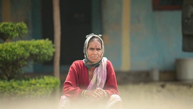 一位微笑的年长的妇女的肖像，Malshej Ghat，马哈拉施特拉邦，印度视频素材