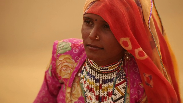 一个拉贾斯坦邦女人的特写，Jaisalmer，拉贾斯坦邦，印度视频素材