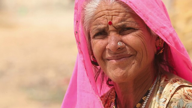 一名拉贾斯坦邦年长妇女的肖像，Jaisalmer，印度拉贾斯坦邦视频素材