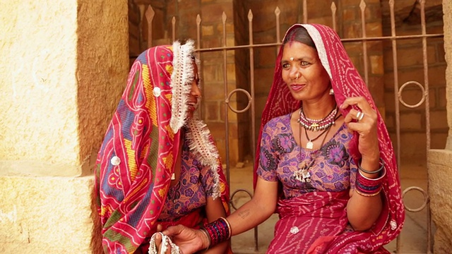 两个微笑的拉贾斯坦邦妇女，Jaisalmer，拉贾斯坦邦，印度视频素材