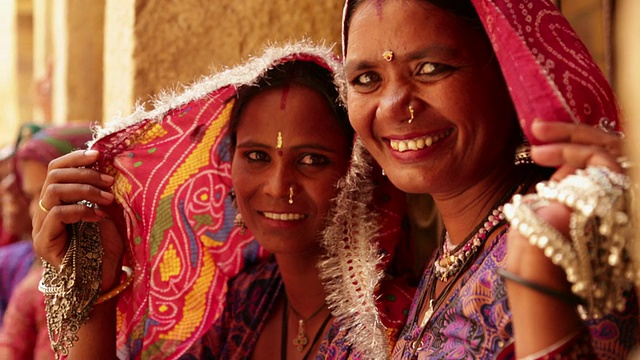 微笑的拉贾斯坦邦妇女的肖像，Jaisalmer，拉贾斯坦邦，印度视频素材