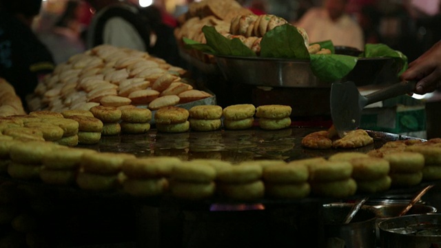 印度北阿坎德邦，Haridwar，店主正在准备烤肉视频素材