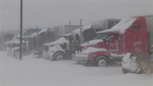 2006年12月20日，科罗拉多州丹佛市，积雪30英寸，卡车被困。视频素材