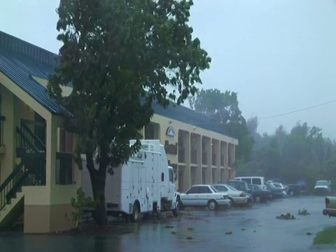 风吹雨过屋顶，飓风威尔玛，大雨和强风，美国视频素材