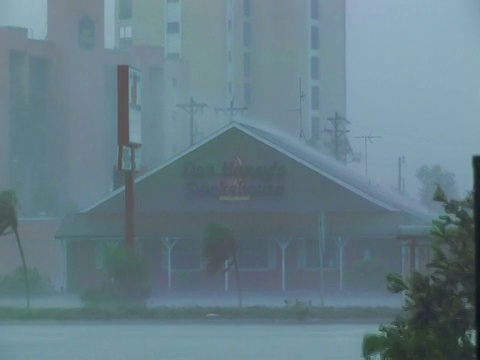 风吹雨在屋顶像冲浪，威尔玛飓风，美国视频素材