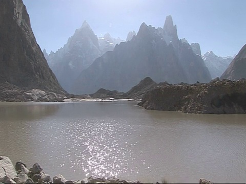 山峰前波光粼粼的湖，喜马拉雅山视频素材