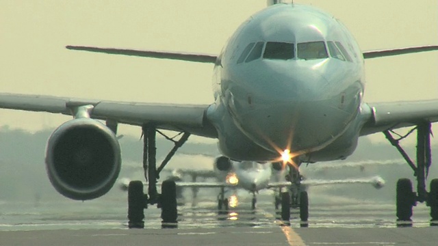 空客A320飞机出租车，比奇1900通过视频素材