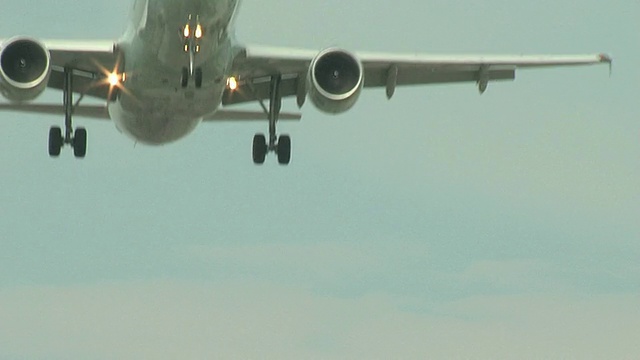 空客A320飞机飞越-特写视频素材