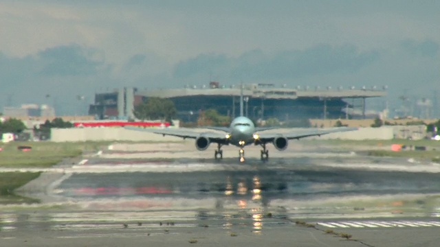 空中客车A330飞机着陆-着陆视频素材