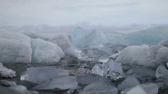 冰山漂浮在海滩附近。视频素材