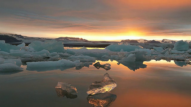 日落在jokulsarlon湖与冰山视频素材