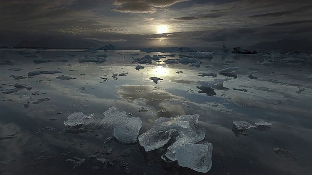 日落在jokulsarlon湖与冰山视频素材