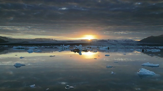 日落在jokulsarlon湖与冰山视频素材