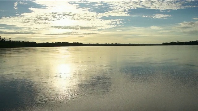 船在移动时，天空倒映在纳波河上。视频下载