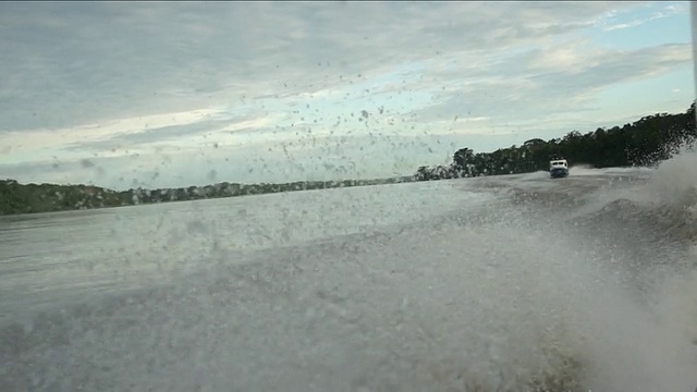 纳波河中划船时溅起水花。视频下载