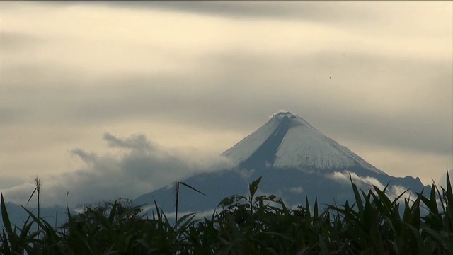 在厄瓜多尔亚马逊附近的Sangai(活火山)的概览。视频素材