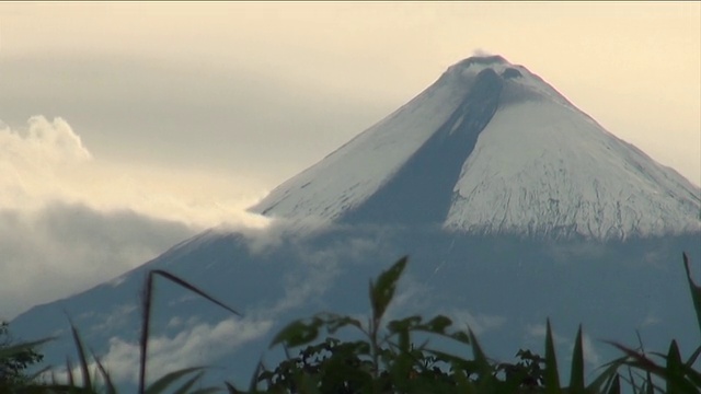 乌云掠过桑杰活火山。视频下载