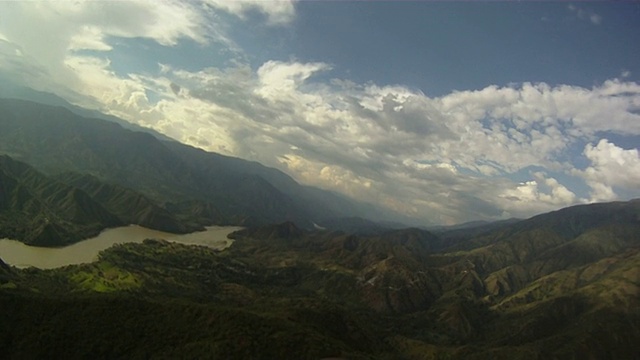 在风景如画的山谷中，滑翔河上。视频素材