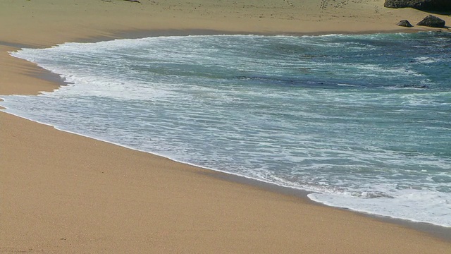 小浪慢慢地滚上岸视频素材