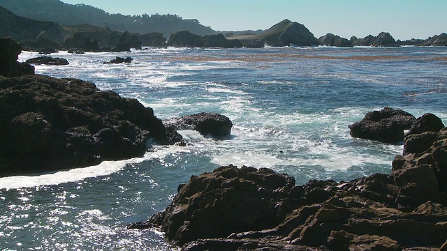 海浪冲击着布满岩石的海岸线和小海湾视频素材