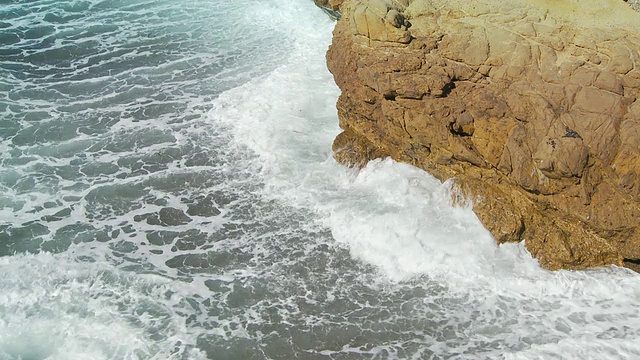 小浪慢慢地滚上岸视频素材