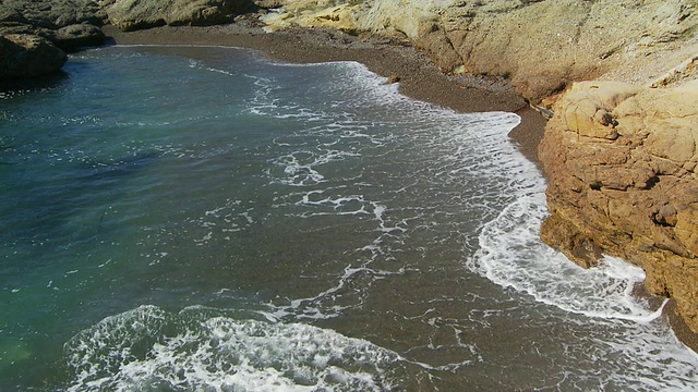 浪花在小海湾缓缓地滚上岸视频素材