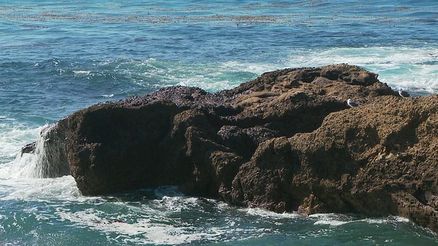 海浪冲击着布满岩石的海岸线和小海湾视频素材