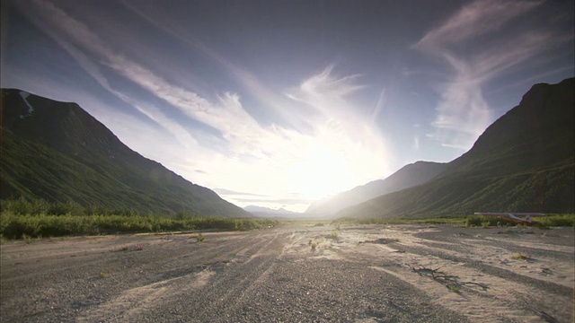 阿拉斯加圣伊莱亚斯国家公园上空的广角静态云条纹。/ Wrangell, St. Elias国家公园，阿拉斯加，美国视频素材