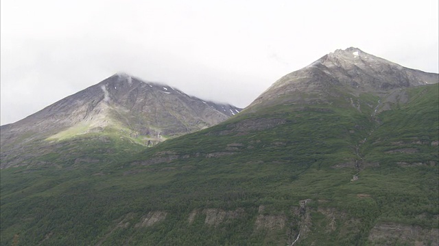 阿拉斯加圣埃利亚斯国家公园(St. Elias National Park)，缕缕云在长满青草的山坡上翻滚。/ Wrangell, St. Elias国家公园，阿拉斯加，美国视频素材