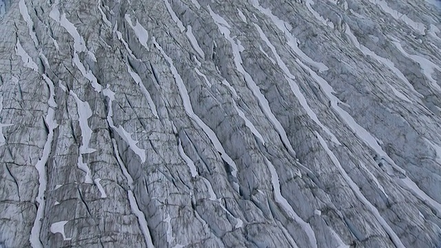 在阿拉斯加，厚厚的积雪覆盖了一处偏远的冰川地貌。/阿拉斯加,美国的视频素材