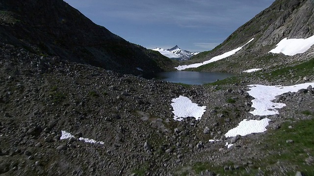 长镜头空中推入大雪笼罩着严重的阿拉斯加山坡和山峰。/阿拉斯加,美国的视频素材