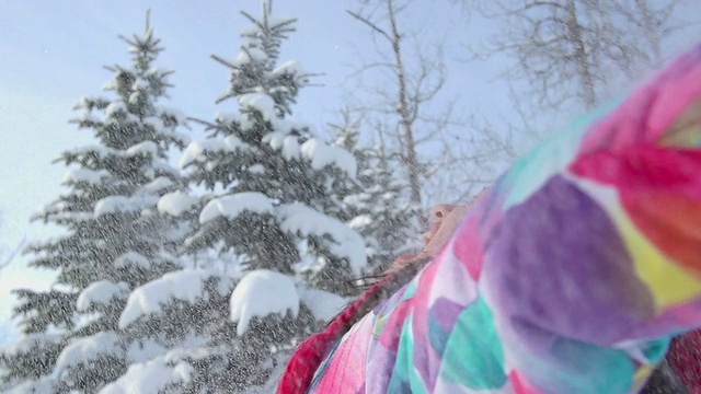 小女孩向空中抛雪视频素材