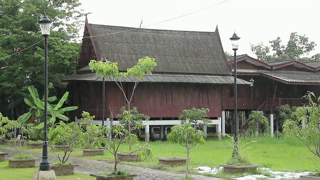 雨与泰国房子的背景。视频素材