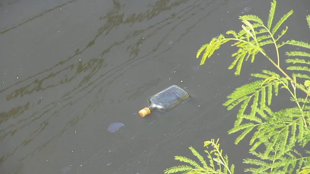 瓶子漂浮在水上。视频素材