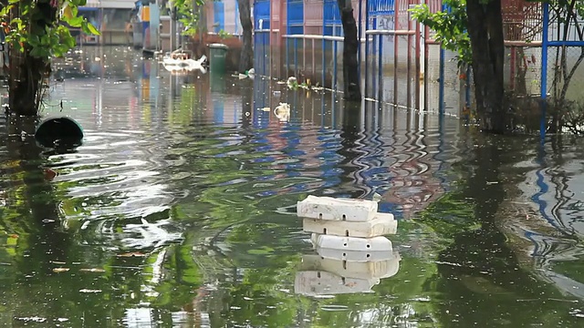 泡沫废物漂浮在洪水上。视频素材