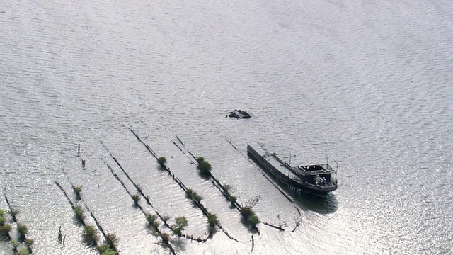 WS AERIAL ZI DS View of wreck驳船/弗吉尼亚，美国视频素材