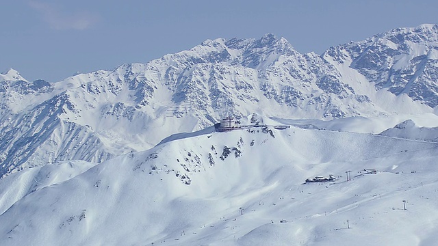 瑞士冬季山区的WS架空缆车视频素材