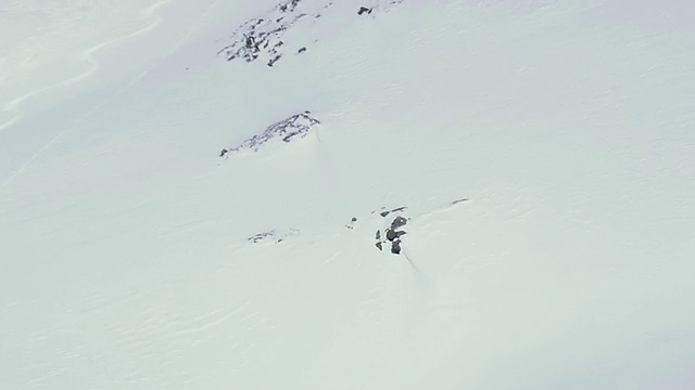 在冰上滑雪的男子鸟瞰图/瑞士视频素材