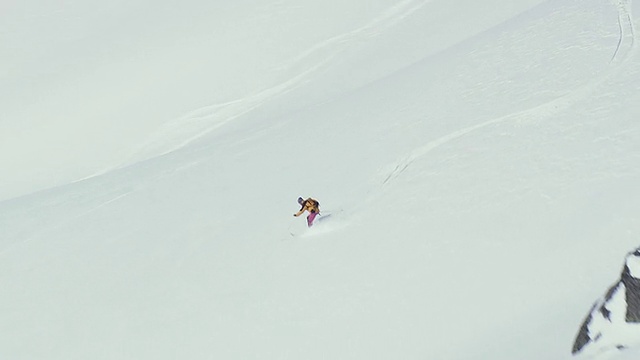 WS AERIAL ZO视图人在冰上滑雪/瑞士视频素材