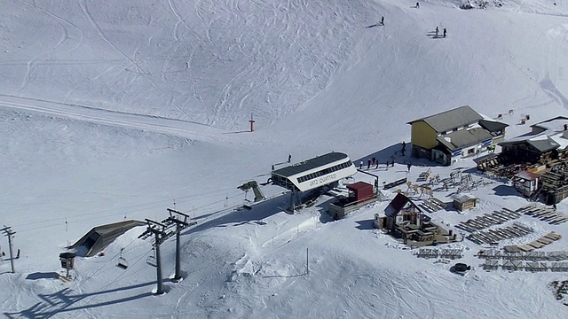 WS鸟瞰图，人们在滑雪胜地/瑞士享受视频素材