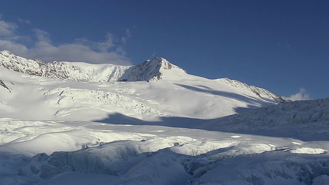 白雪覆盖的山脉/瑞士的高空全景图视频素材