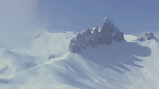 雪覆盖的山和云/瑞士的WS鸟瞰图视频素材