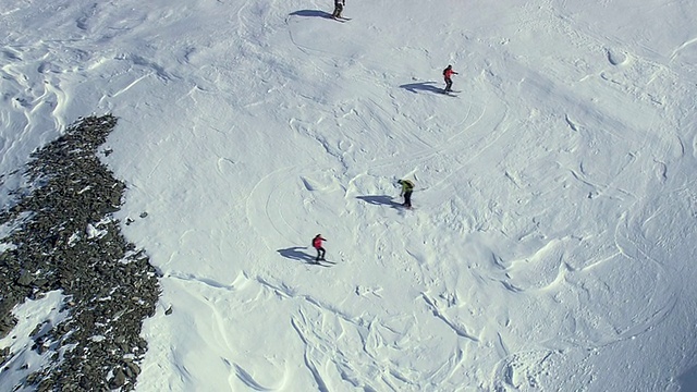 在冰上滑雪的人们鸟瞰图/瑞士视频素材