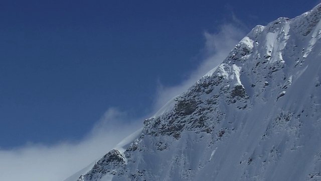 白雪覆盖的山脉/瑞士的WS鸟瞰图视频素材