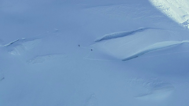 在冰上行走的滑雪者鸟瞰图/瑞士视频素材