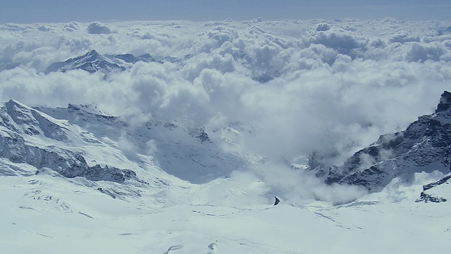 WS鸟瞰图雪山和云/瑞士视频素材