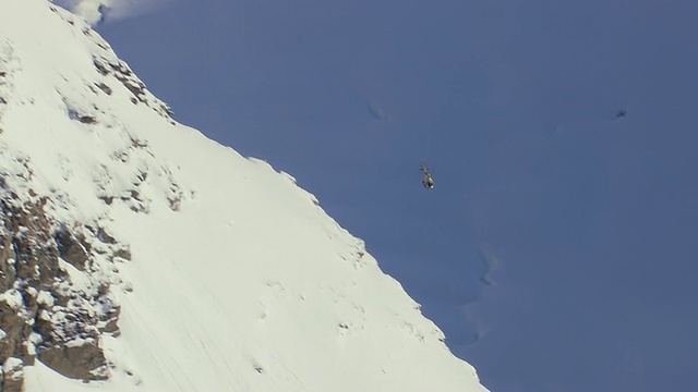 直升机在瑞士雪域上空飞行的鸟瞰图视频素材