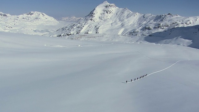 WS鸟瞰图的登山者在雪地上行走/瑞士视频素材